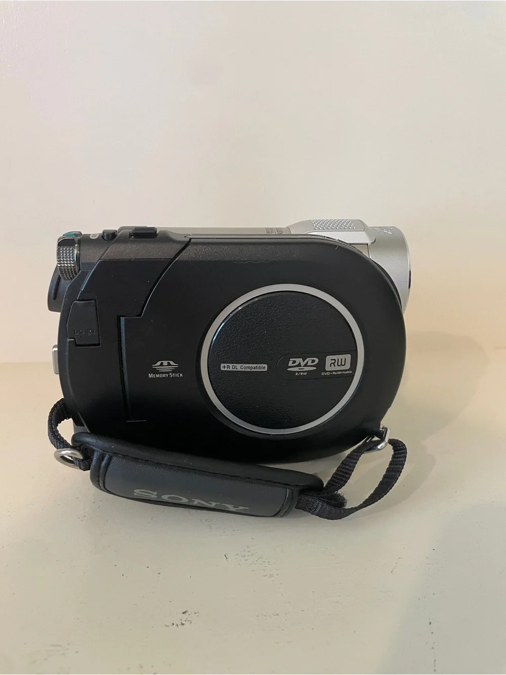 Sony Handycam DCR-DVD650 Hybrid Camcorder 60x Optical Zoom Mini DVD